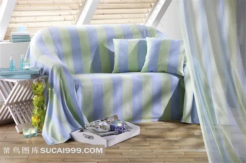 阁楼里的沙发枕头布置摄影图片