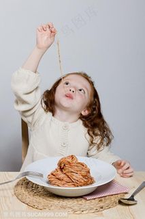 健康饮食广告素材 用手捻着意大利面吃的外国女孩 健康饮食广告素材 用手捻着意大利面吃的外国女孩