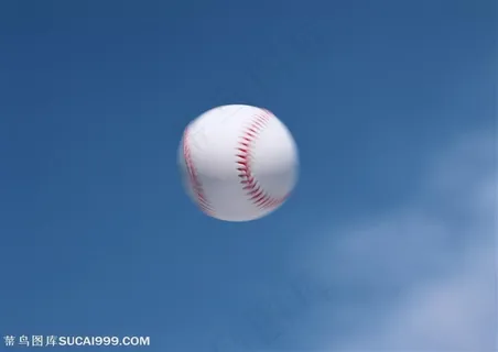 球类运动-抛在空中的棒球特写