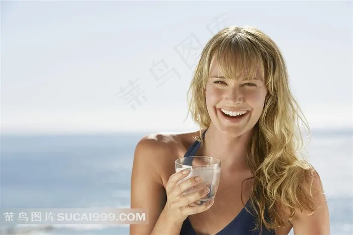 甜美微笑的金发美女