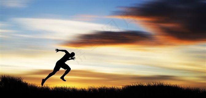 云朵下运动的男人