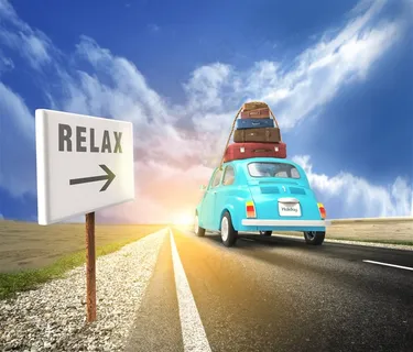 路牌和蓝色汽车 路牌和蓝色汽车