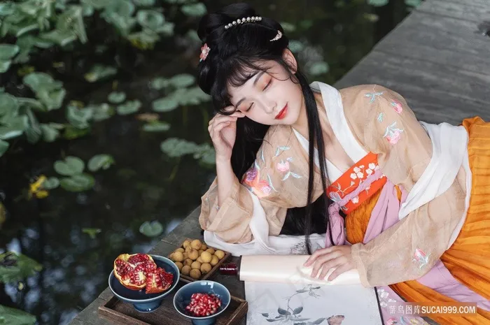 小湖边小憩的古风可爱的少女图片