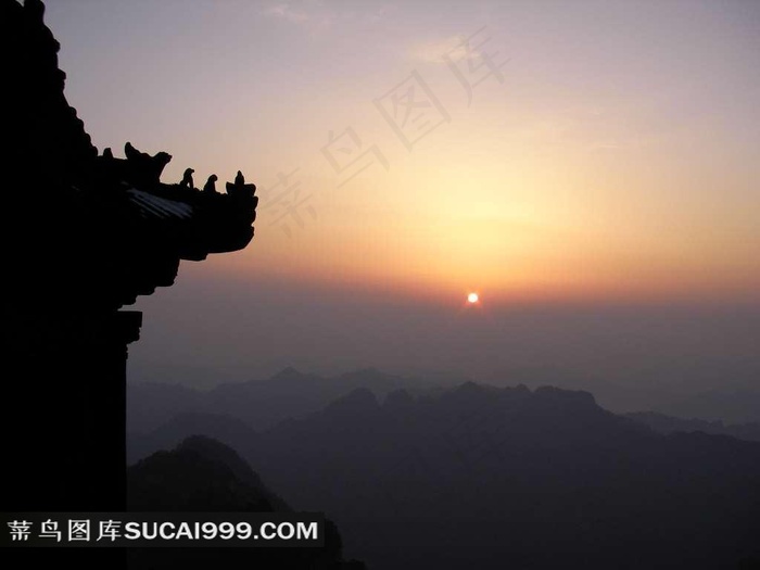 武当山金顶的日出