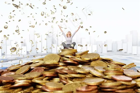 坐在堆起的金币上的女性高清图片