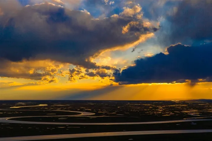 新疆巴音布鲁克夕阳风景大图