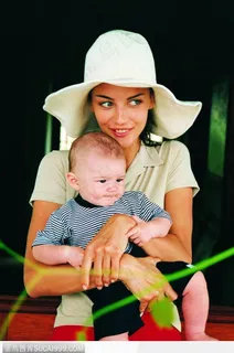 抱着孩子的女人 抱着孩子的女人