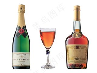 酒瓶间装红酒的高脚杯