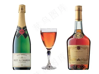 酒瓶间装红酒的高脚杯