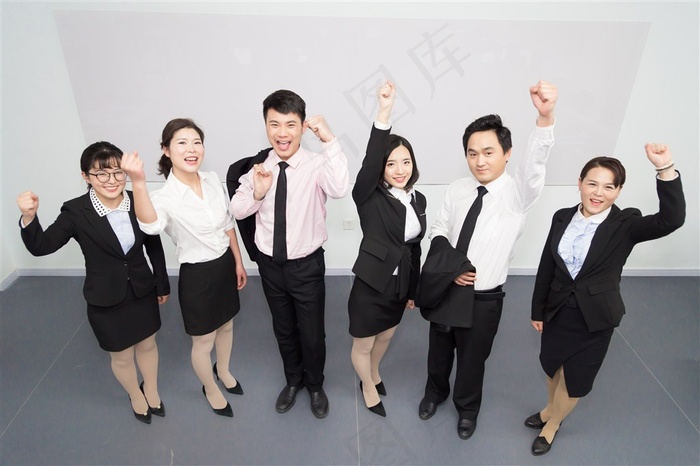 举起拳头的工作人员