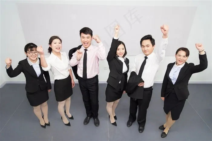 举起拳头的工作人员