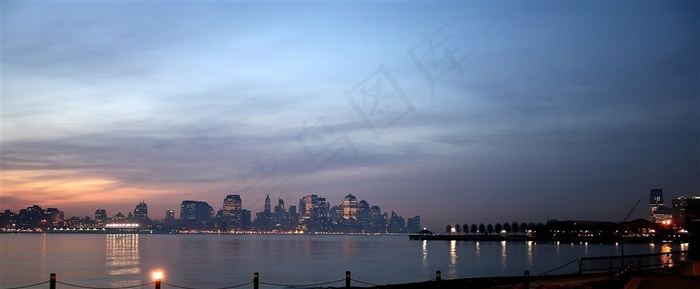 湖畔建筑城市风景画