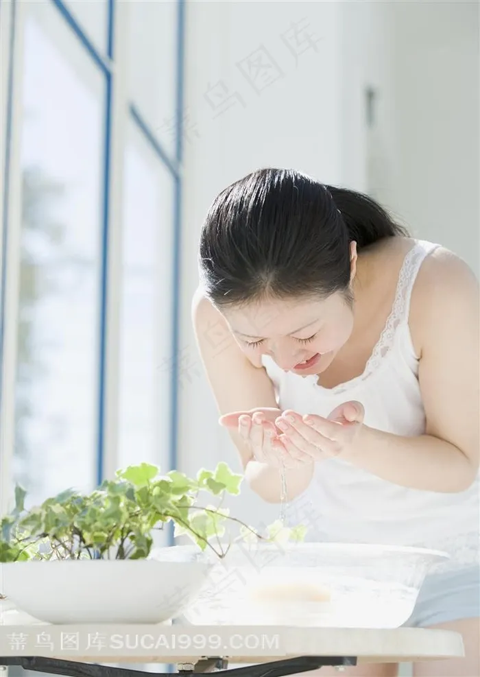 清水洗脸的美女素材