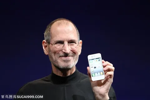 微笑的乔布斯手拿苹果iphone4