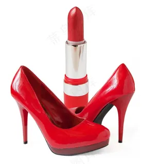 口红和漂亮的高跟鞋