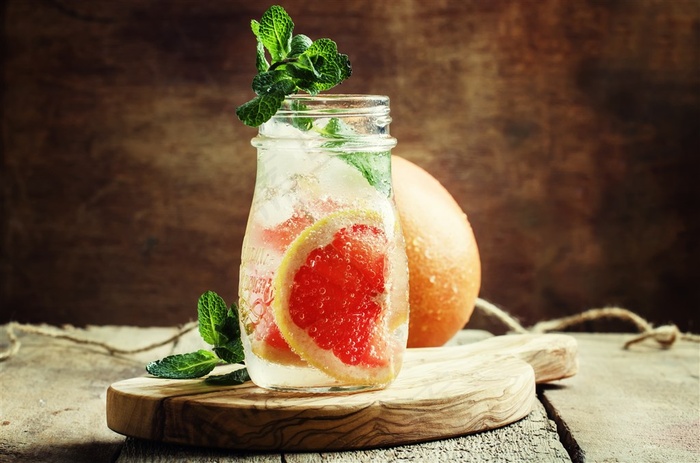 桌子上的红柚茶