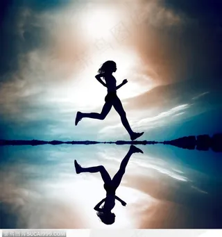 在夕阳的湖面上奔跑的剪影人物