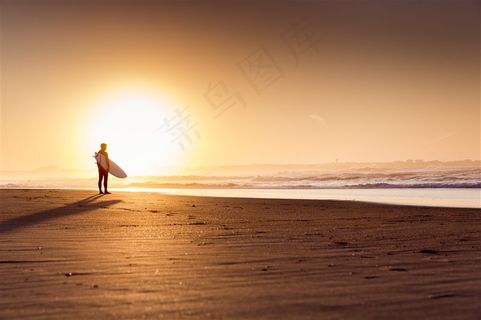 海边的冲浪板男人