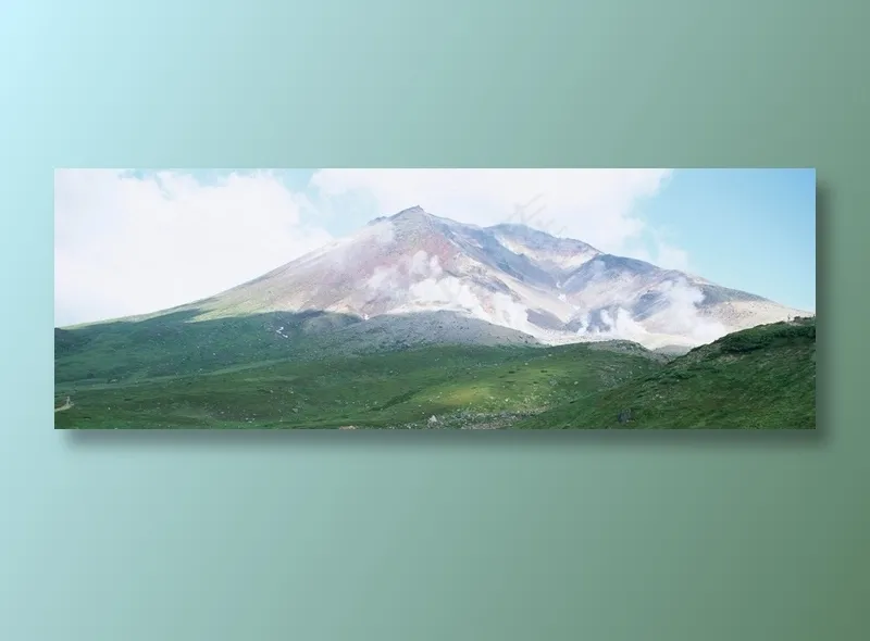 天空下雪峰前的绿色山脉