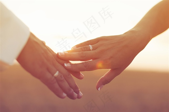 戴戒指情侣牵手图片