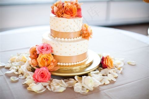 桌上的生日蛋糕