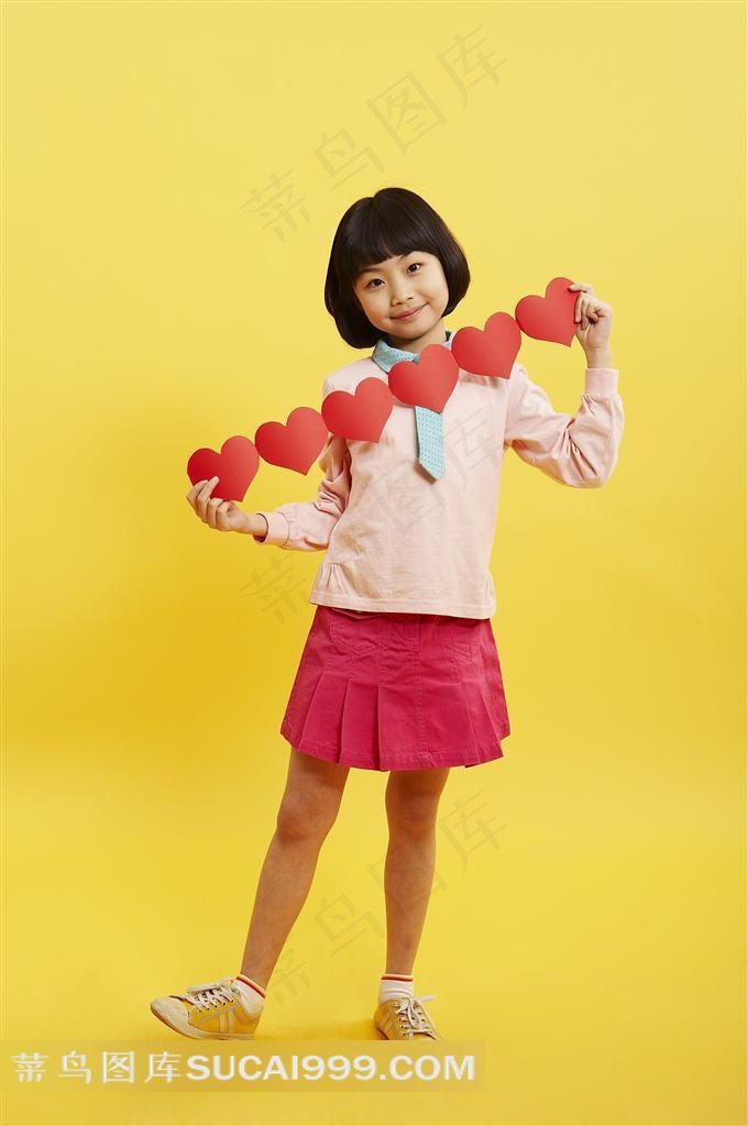 拿心形条状的女孩素材