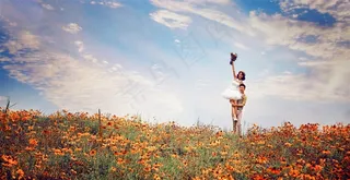 蓝天花海甜蜜恋人精美大图