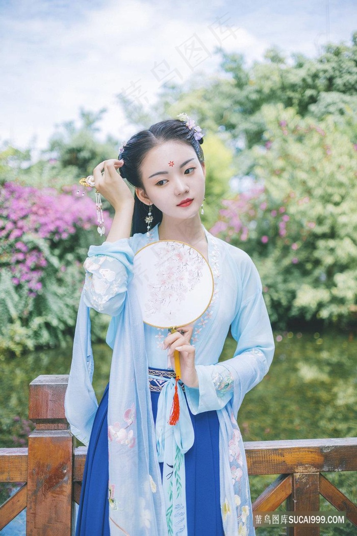 小桥流水蓝色古装古风美女摄影写真图片