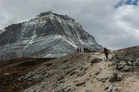 在亚丁山上徒步行走的驴友 在亚丁山上徒步行走的驴友