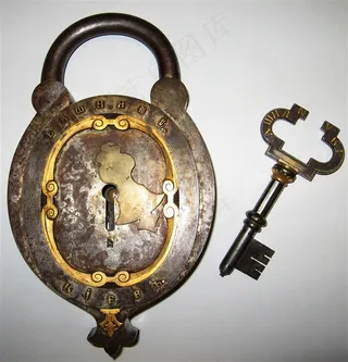 好看的铜锁和钥匙