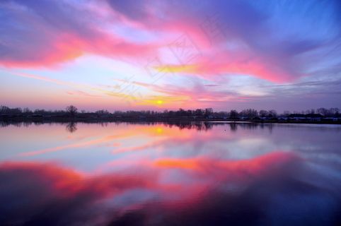 湖泊黄昏图片
