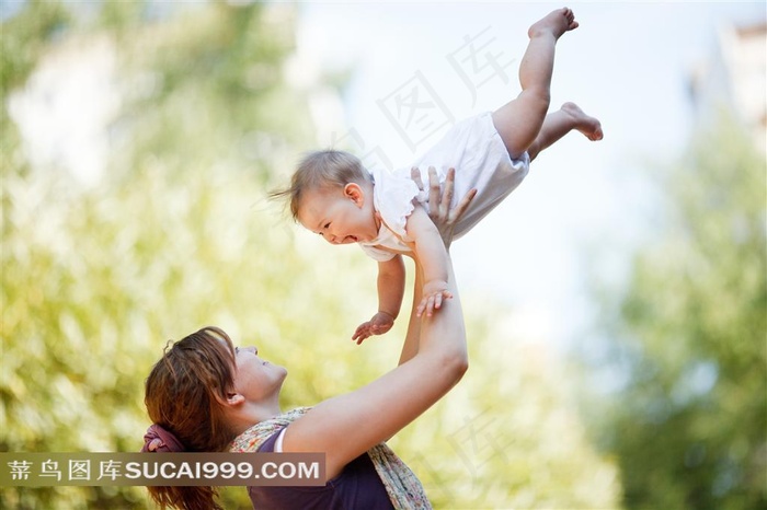 母亲和婴儿系列 - 举起宝宝的幸福母亲家庭图片