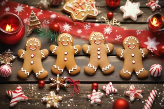 圣诞糖果姜饼人雪花饼干摄影图