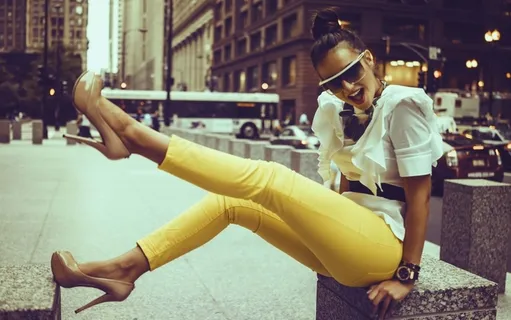 街拍糖果色紧身裤美女图片 街拍糖果色紧身裤美女图片