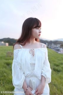 草地上的清纯美女