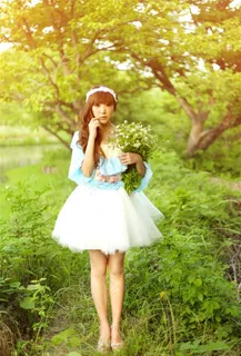 手捧野花的可爱少女