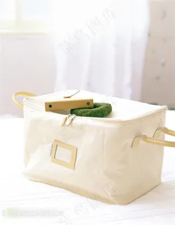 放在床上的白色收纳整理箱