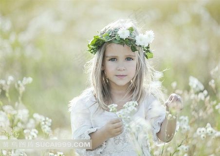 在花丛中穿白裙的美丽小女孩