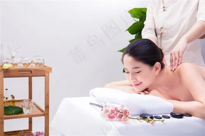 在做背部按摩的美女摄影图
