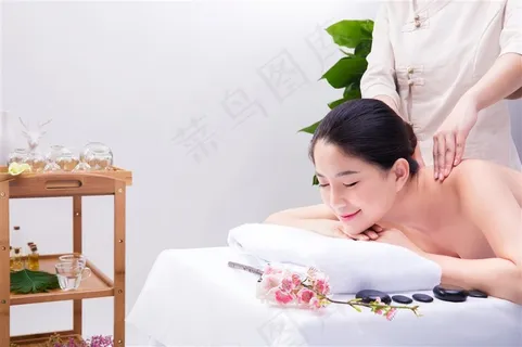 在做背部按摩的美女摄影图 在做背部按摩的美女摄影图