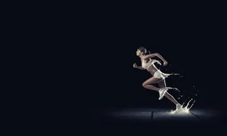 努力跑步的美女