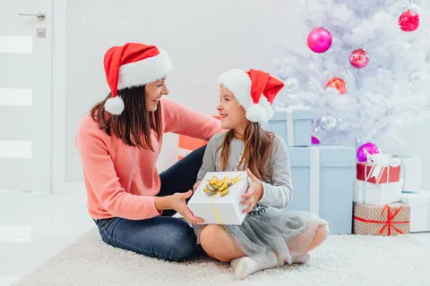 圣诞节室内人物妈妈送礼物给女儿场景圣诞送礼物(87) 圣诞节室内人物妈妈送礼物给女儿场景圣诞送礼物(87)