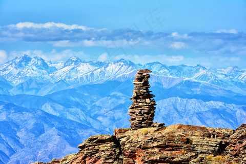 山顶堆叠石头图片