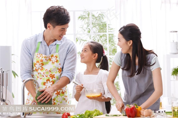 厨房里开心做饭的家人