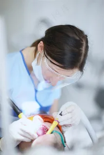 看牙科的美女图