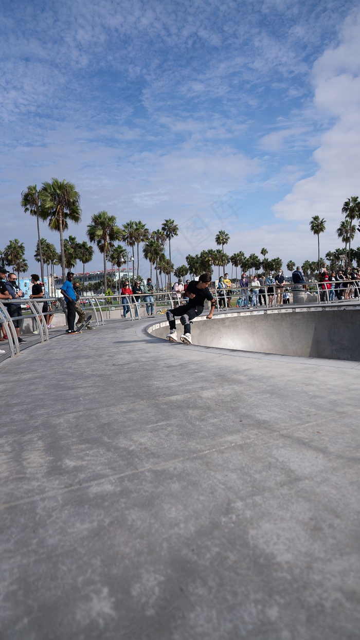 溜冰者斜坡上炫技图片