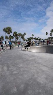 溜冰者斜坡上炫技图片