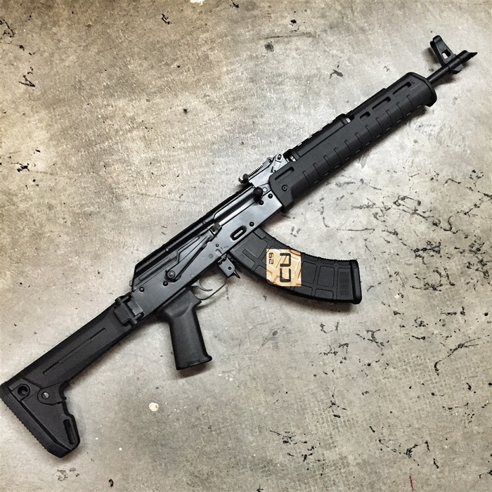 放在地板上的改装AK47突击步枪