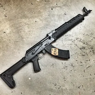 放在地板上的改装AK47突击步枪