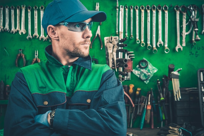 绿色服装汽车维修工